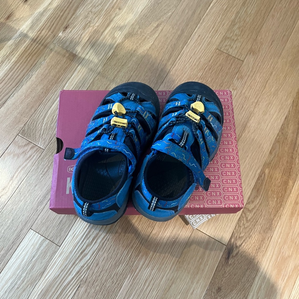 VGUC Keen CNX Navy and Yellow Sandals
